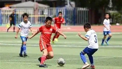 “皇马球迷会质疑传奇球星签名会：签名存疑，球星未现身，警方已介入调查”